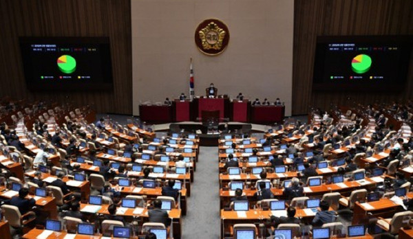 24일 새벽 국회 본회의 내년도 예산안을 의결했다. 사진=연합뉴스 제공