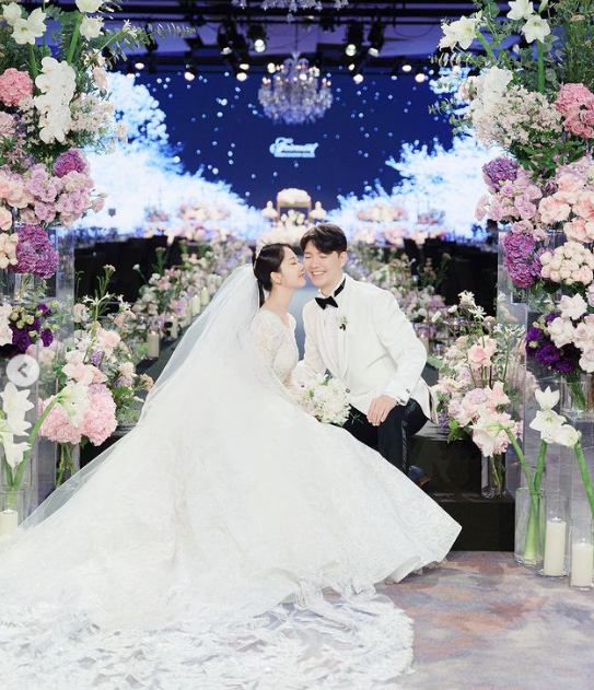 개그맬 출신 박수홍(52)이 지난 23일 서울 모처에서 23세 연하 신부 김다예씨와 화촉을 밝혔다. 박 씨는 개인 SNS를 통해 결혼식 사진을 공개하며, 참석한 하객들에게 고마움을 전했다. 사진=박수홍 인스타그램 캡쳐