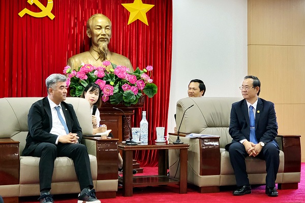 (왼쪽부터) 정원주 부회장이 베트남 빈즈엉성에서 응우옌 반 자잉(nguyen van danh) 부성장을 접견하고 있다. 사진=대우건설 제공