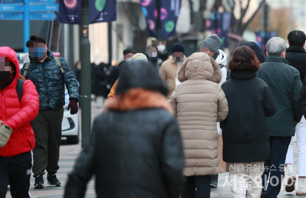 명동거리를 찾은 시민들이 이동을 하고 있다. 사진=서울와이어 DB