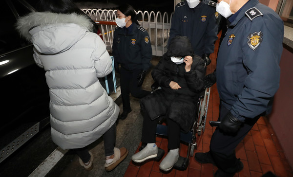 건강상의 이유로 형집행정지 1개월을 허가받은 최서원(개명 전 최순실·66) 씨가 26일 오후 청주 여자교도소를 나서고 있다. 최씨는 박근혜 정부 국정농단 사건으로 청주여자교도소에서 복역 중이다. / 사진=연합뉴스