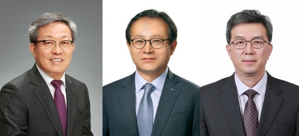 올해 포스코그룹 사장단 인사에서 부회장으로 승진한 정탁 포스코인터내셔널 신임 대표(맨 왼쪽). 포스코는 이날 포스코홀딩스 경영전략팀장에 정기섭 포스코에너지 사장(가운데)을, 포스코케미칼 사장엔 김준형 SNNC 사장을 각각 선임했다. 사진=포스코 제공