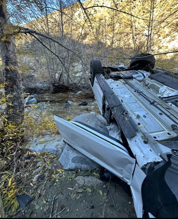 91m 계곡에 추락해 완전히 부서진 현대 엘란트라 (사진  클로에 필즈 촬영)