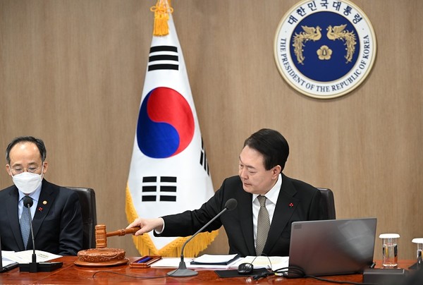 윤석열 대통령이 지난 27일 열린 국무회의 모두발언을 통해 "민간단체 보조금이 급격히 늘어났지만, 정부의 관리는 미흡했다"며 실태 파악과 함께 국가보조금 제도를 재정비하라고 주문했다. 사진=대통령실 제공