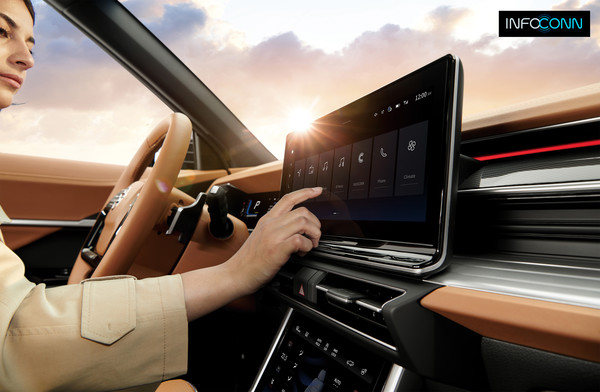 운전자가 쌍용자동차 스포츠유틸리티차SUV) 토레스 네비게이션을 통해 커넥티드카 서비스 인포콘을 이용하고 있다. 사진=쌍용차 제공 
