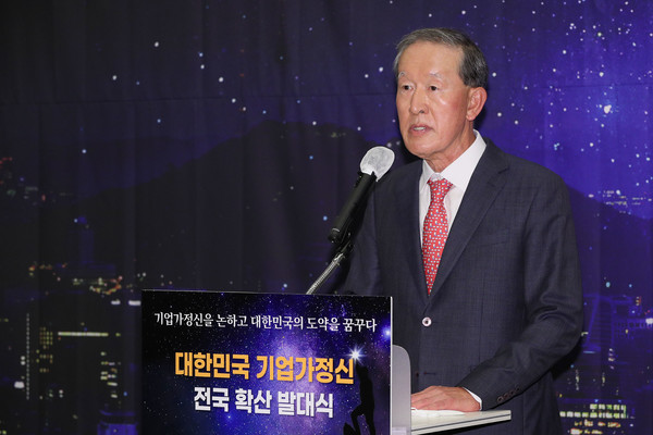 허창수 전국경제인연합회(전경련) 회장은 이날 "국민·정치권·기업이 한마음 한뜻으로 원팀(One-Team)이 돼 힘을 모아 어려움을 극복해 나가자"는 신년 메시지를 내놨다. 사진=전경련 제공 