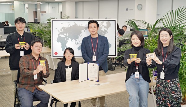 표창을 수상한 최진아 롯데제과 글로벌영업부문장(왼쪽 3번째)과 캔햄 수출 담당 글로벌푸드팀이 기념촬영을 하고 있다. 사진=롯데제과 제공