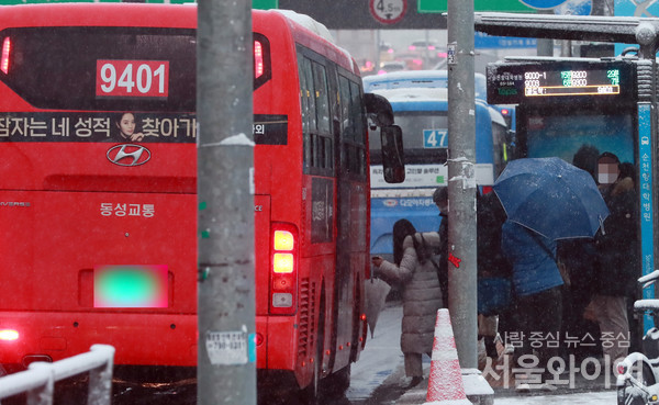 서울시가 8년 만에 지하철과 버스 요금 인상을 추진한다. 사진=서울와이어 DB