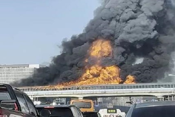 경기도 과천시 제2경인고속도로 북의왕IC 인근에서 화재가 발생해 많은 인명피해가 나왔다. 사진=연합뉴스 제공