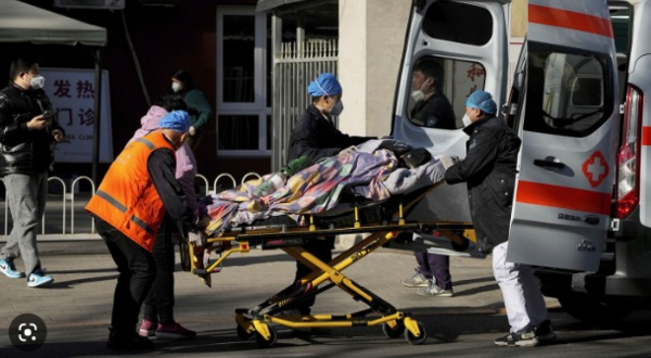 중국의 한 병원에서 코로나19로 숨진 사망자의 시신이 옮겨지고 있다