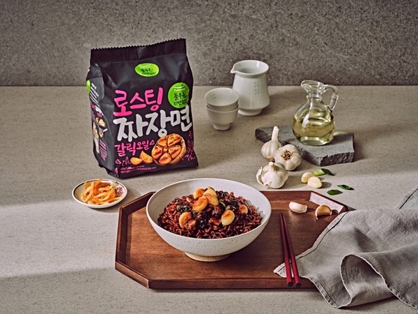 풀무원의 ‘로스팅 짜장면 갈릭오일’ 제품 이미지. 사진=풀무원 제공