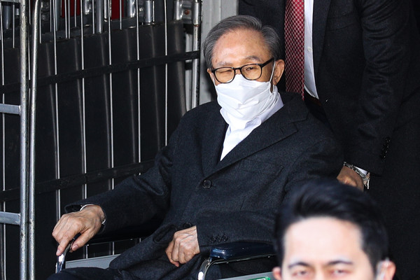 신년 특별사면으로 4년 9개월 만에 사면·복권된 이명박 전 대통령이 30일 입원 치료를 받아온 서울 종로구 서울대병원에서 퇴원하고 있다. / 사진=연합뉴스