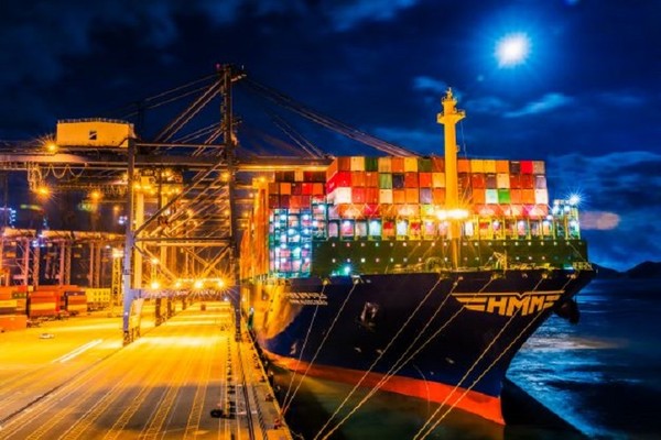 국내 해운기업 HMM 선박에 컨테이너가 실려 출항 대기 중인 모습. 사진=HMM 제공