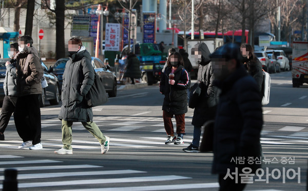 시민들이 출근을 하고 있다.