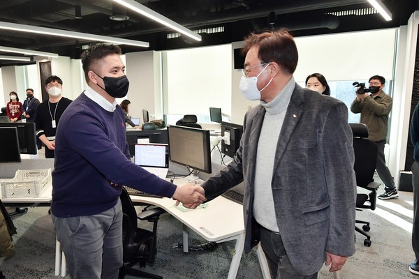 김준 SK이노베이션 부회장(왼쪽)이 2일 새해 첫 업무를 구성원과 소통으로 시작했다. 사진=SK이노베이션 제공