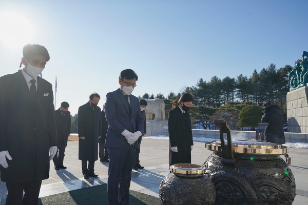나희승 코레일 사장(사진 가운데)이 2일 오전 국립대전현충원을 찾아 호국철도 영령을 추모하고 있다. 사진=코레일 제공