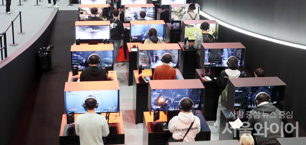 ‘2022 대한민국 게임백서’에 따르면 국내 게임산업 연 매출액이 지난해 처음으로 20조원을 넘겼다. 사진=서울와이어 DB