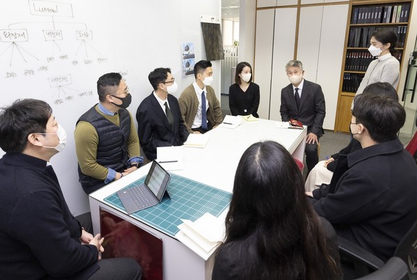 장세욱 동국제강 부회장이 2일 을지로 본사에서 열린 팀별 '대화 형식' 시무식에 참석해 구성원들과 덕담을 나누고 있다. 사진=동국제강 제공 