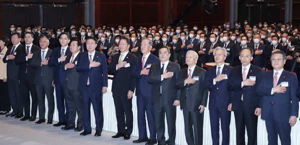 연초 경제계 최대 행사로 꼽히는 신년인사회에 참석한 윤석열 대통령(맨 앞줄 왼쪽 여섯번째)과 5대그룹 총수 등 기업과 정부 측 주요 인사들. 사진=대한상공회의소 제공