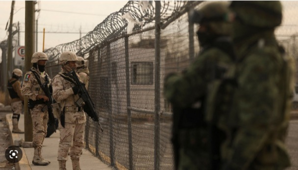 마약조직의 습격을 받아 14명이 숨지고, 24명이 탈주한 멕시코의 사우다드후아레스 주립교도소를 군인들이 감시하고 있다.