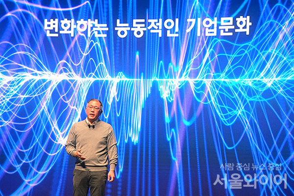 정의선 회장이 신년인사회에 참석, 신년사를 하고 있다.