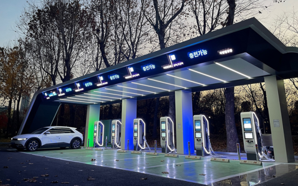 SK네트웍스가 민간 최대 급속충기 운영 기업 에스에스차저 인수작업을 끝냈다. 에스에스차저의 서리풀 전기차(EV) 급속충전스테이션. 사진=SK네트웍스 제공