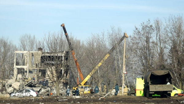 작업자들이 우크라이나의 미사일 공격으로 파괴된 임시막사의 잔해를 치우고 있다 (타스=연합뉴스)