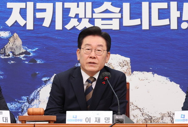 이재명 더불어민주당 대표가 4일 국회에서 열린 최고위원회를 마친 뒤 취재진의 질문에 답변하고 있다. / 사진=연합뉴스