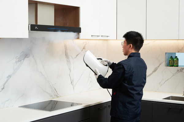 SK매직 방문관리 서비스를 담당하는 MC(Magic Care)가 주방후드 케어 서비스를 진행하고 있다. 사진=SK매직 제공