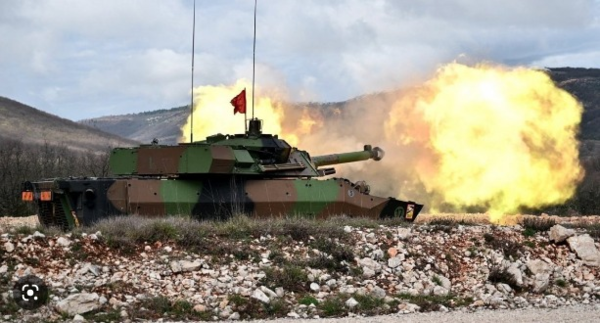 프랑스제 AMX10RC 장갑차의 포 사격 장면