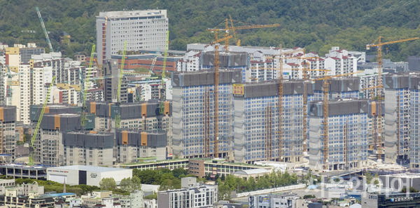 정부의 규제완화로 둔촌주공 재건축사업에 대한 수요자들의 관심이 뜨거워지고 있다. 사진=이태구 기자