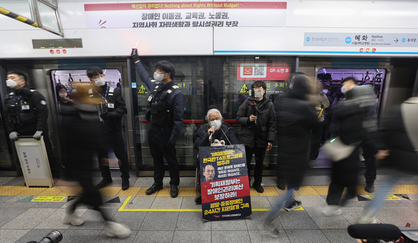 지난 4일 전국장애인차별철폐연대(전장연) 지하철 선전전이 열린 서울 4호선 혜화역에서 시민들이 오가고 있다. 사진=연합뉴스