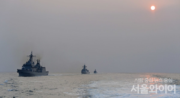해군이  새해를 맞아 전술 기동 훈련을 하고 있다.