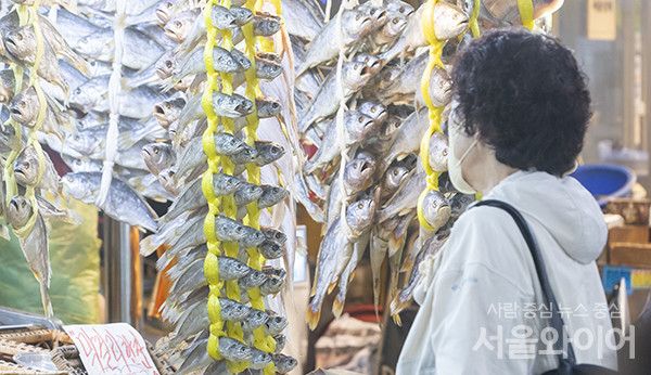 서울 동대문구 시장을 찾은 시민이 장을 보고 있다. 사진=서울와이어 DB