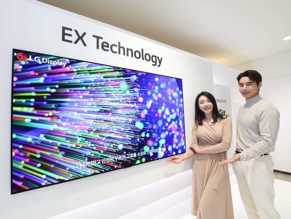LG디스플레이 모델이 EX 테크놀로지가 적용된 2세대 OLED TV 패널을 소개하고 있다. 사진=LG디스플레이 제공