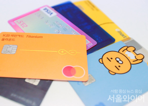 주요 카드사가 자동차보험 가입자를 대상으로 제공하는 무이자 할부 혜택을 줄이고 있다.