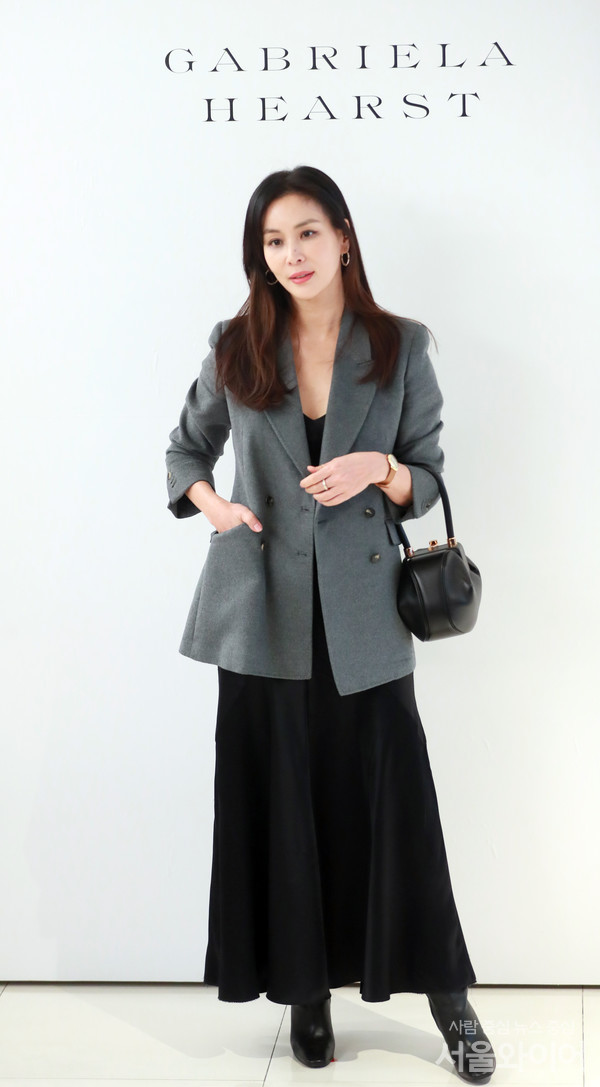 배우 고소영이 행사에 참석, 포즈를 취하고 있다.