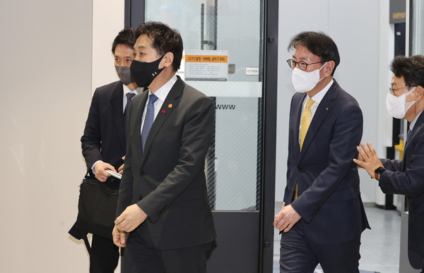 김주현 금융위원장이 이재근 국민은행장과 5일 오후 은행 탄력점포 현장 점검을 위해 서울 중구 KB국민은행 남대문종합금융센터를 방문하고 있다. / 사진=연합뉴스