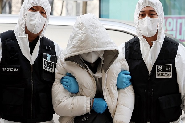 코로나19 확진 이후 도주했다가 검거된 중국인 A씨가 압송되고 있다. 사진=연합뉴스 제공