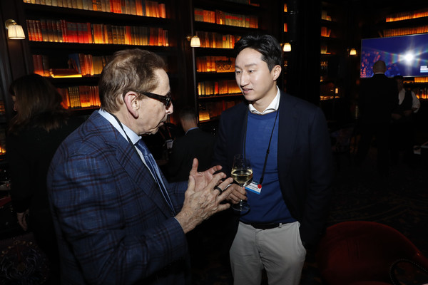 정기선 HD현대 사장(오른쪽)과 미국의 기상예보 서비스 기업 아큐웨더 조엘 마이어스 창업자 겸 최교경영자(CEO)가 현지시간으로 지난 4일 열린 포춘 브레인스톰 테크 디너에서 대화를 나누고 있다. 사진=HD현대 제공