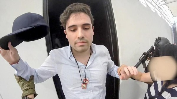 멕시코 마약왕의  아들 구즈만 로페즈...국가방위군에 의해 체포돼 멕시코시티로 옮겨졌다