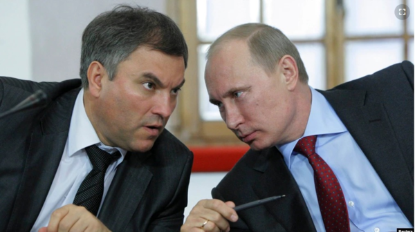 블라디미르 푸틴 대통령과 얘기를 나누는 뱌체슬라프 볼로딘 러시아 국가두마 의장