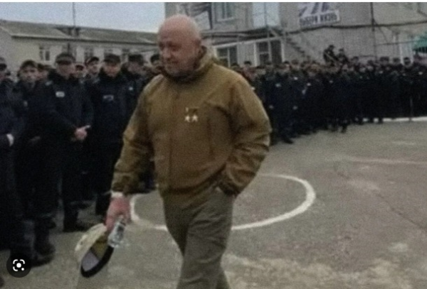 러시아의 민간용병회사인 와그너그룹의 수장인 예브게니 프리고진이 교도소를 방문해 죄수 용병을 모집하고 있다