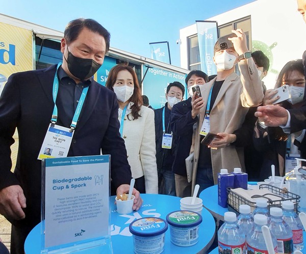 최태원 SK 회장이 CES 2023에서 SK전시관을 깜짝 방문한 뒤 SK푸드트럭을 찾은 모습. 사진=연합뉴스