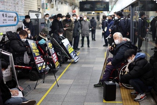 박경석 전국장애인차별철폐연대(전장연) 상임대표가 9일 오전 혜화역에서 진행한 선전전을 통해 오세훈 서울시장에게 면담형식을 정해달라고 촉구했다. 사진=연합뉴스 제공