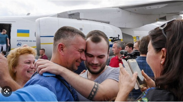 전쟁포로에서 풀려난 우크라이나 병사가 가족들과 재회하고 있다.