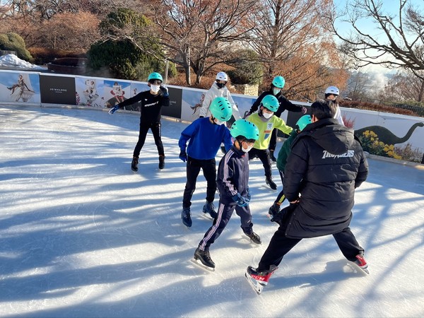 그랜드 하얏트 서울 호텔이 아동복지시설 ‘혜심원’의 아이들에게 아이스 스케이트 강습을 진행한다. 사진=그랜드 하얏트 서울 호텔 제공