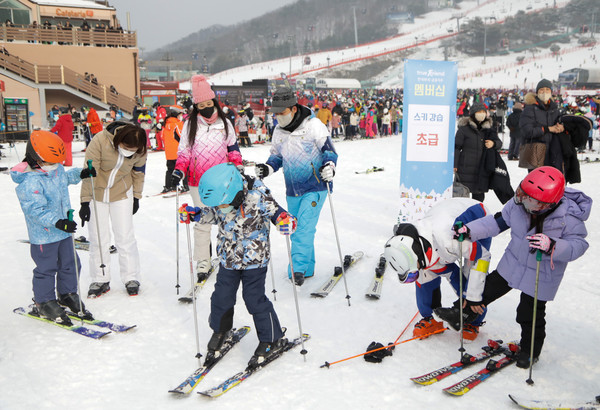 한국투자증권은 지난 7~8일 강원도 홍천 비발디파크 리조트에서 한국투자금융그룹 계열사 임직원 가족이 참여한 ‘트루프렌드(truefriend) 2023 한가족 스키캠프’를 열었다고 9일 밝혔다. 사진=한국투자증권 제공