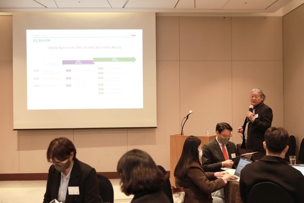 반도체 유통기업 미래반도체는 9일 서울 63빌딩에서 기자간담회를 열고 코스닥 상장에 따른 회사 성장 전략 및 청사진을 제시했다. 이정 대표이사(사진 우측)가 회사를 소개하고 있다. 사진=미래반도체 제공