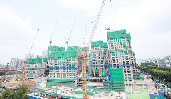 서울시 서초구 반포동 소재 래미안 원베일리 현장에서 공사비 증액을 두고 삼성물산과 조합의 갈등이 심화되고 있다. 사진=서울와이어 DB